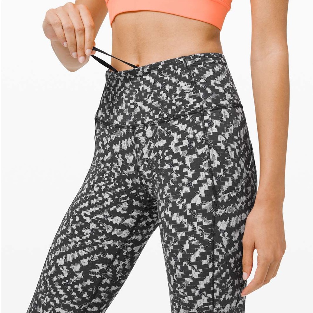 Like new! Fast & Free Tight 25” Size 4